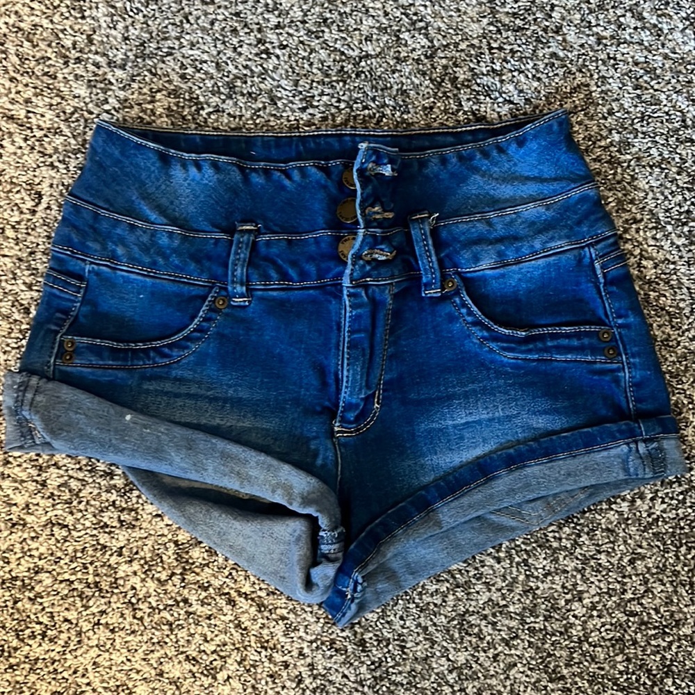 Jean booty shorts